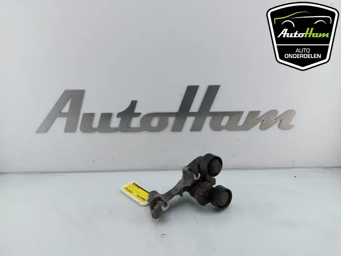 Dynamosteun onder Renault Clio