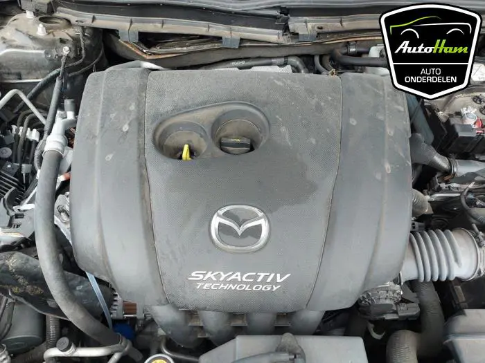 Motor Mazda 6.