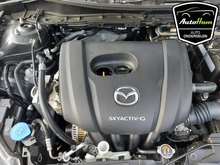 Motor Mazda 2.