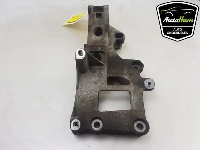 Dynamosteun boven Volkswagen Golf