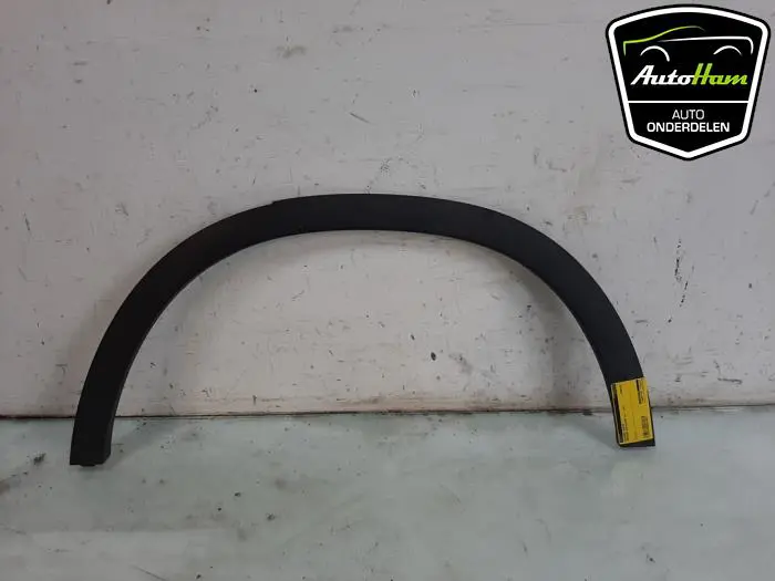 Wielrand achter Mercedes GLA