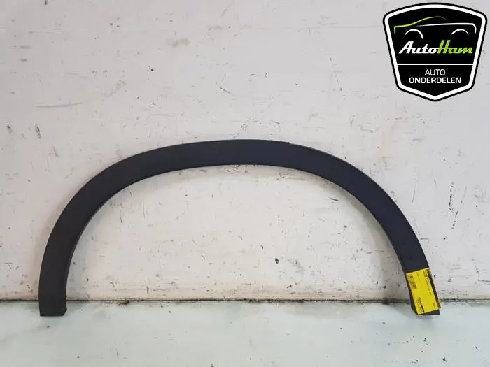 Wielrand achter Mercedes GLA