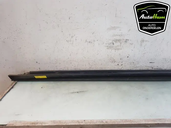Zijskirt links Mazda 3.