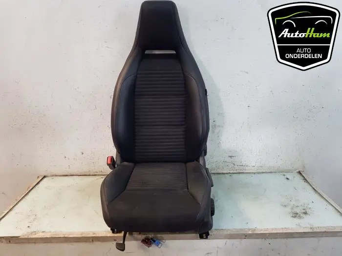 Stoel links Mercedes CLA