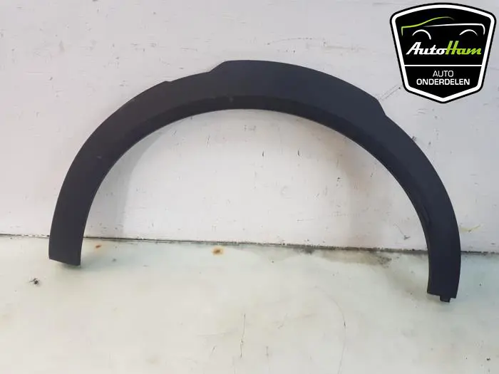 Wielrand achter Opel Mokka