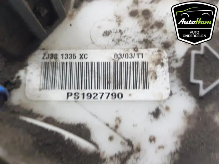 Benzinepomp Mazda 2.
