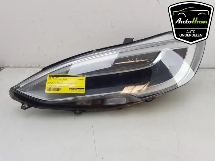 Koplamp links Tesla Model S