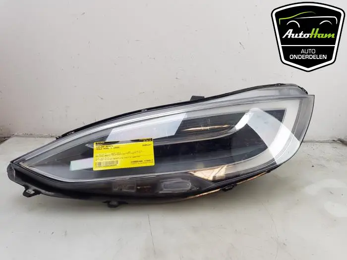 Koplamp links Tesla Model S