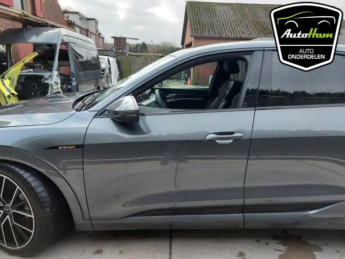 Dorpel links Audi E-Tron