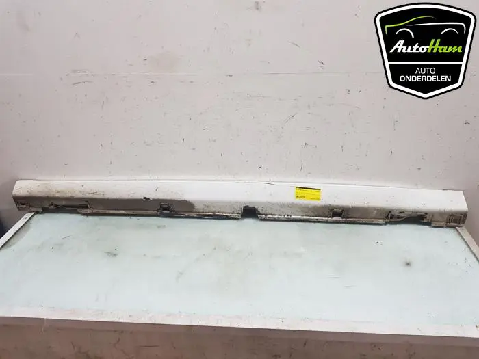 Zijskirt links Peugeot 208