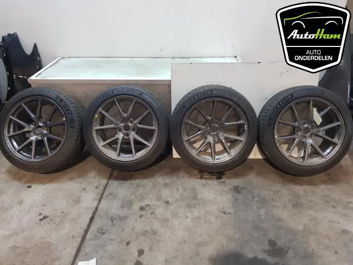 Sportvelgenset + banden Tesla Model 3