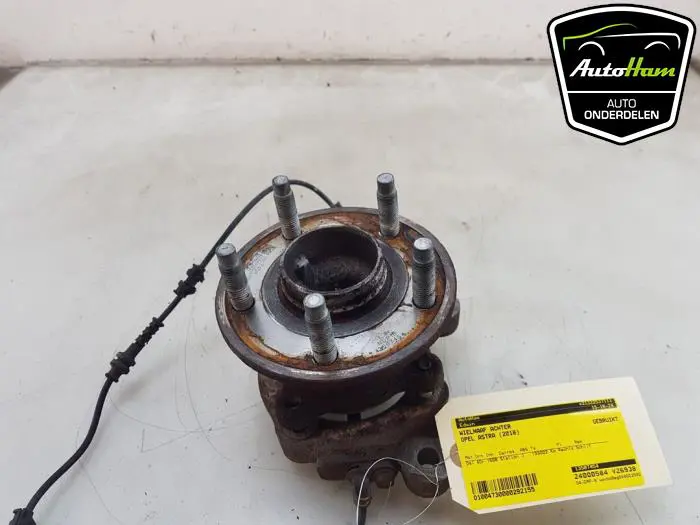 Wielnaaf achter Opel Astra