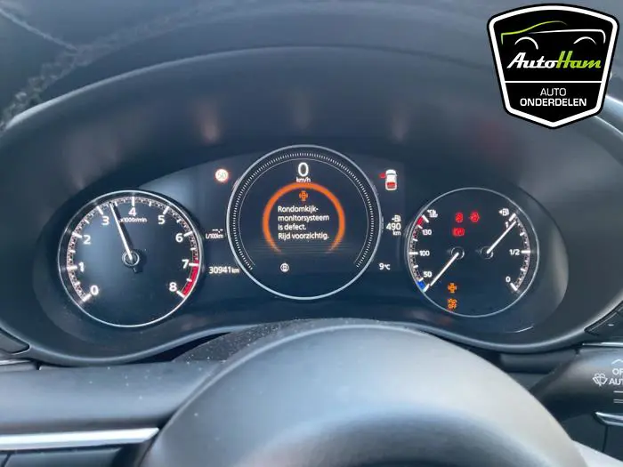 Motor Mazda 3.