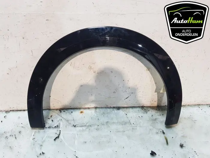 Wielrand achter Peugeot 208