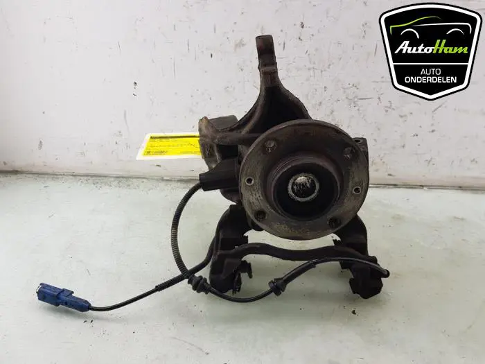 Fusee links-voor Peugeot 2008
