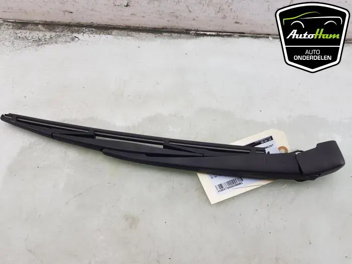Ruitenwisserarm achter Mazda 3.