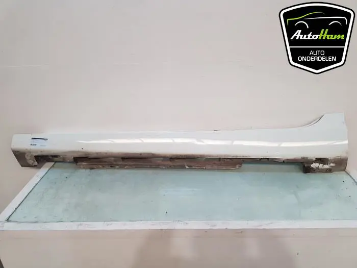 Zijskirt links Volvo V40