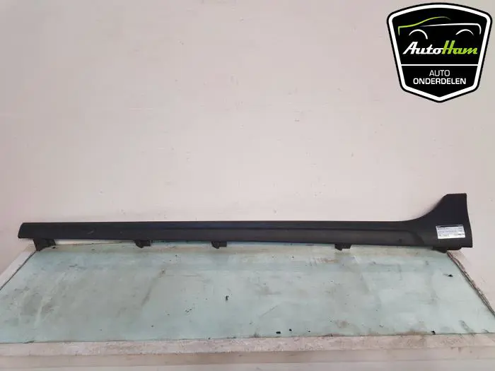 Zijskirt links Seat Arona