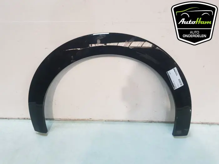 Wielrand achter Peugeot 208