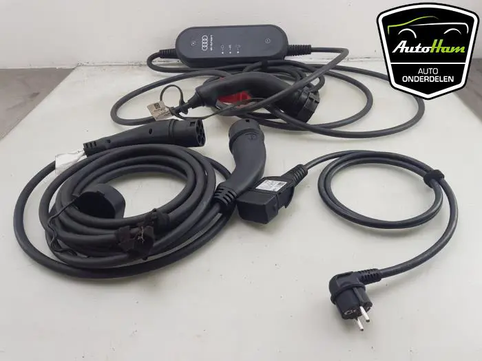 Oplaadkabel elektrische auto Audi E-Tron