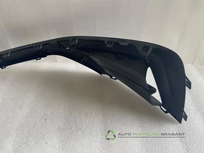 Coin pare-chocs avant droit - 8266af72-8e75-4444-8ed1-f8f03c4fab4a.jpg