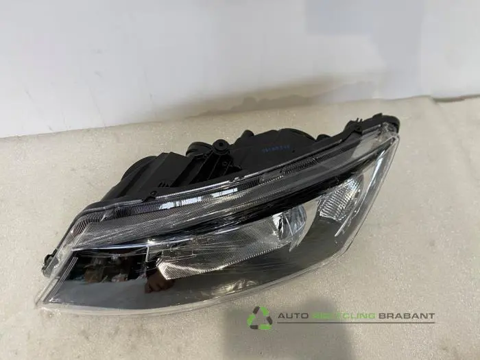 Koplamp links - dbf9030f-fb08-412c-9233-efd604736489.jpg