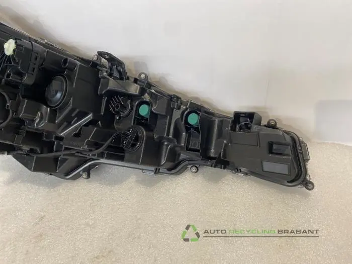 Koplamp links - 4d6ca9b2-dd87-4257-a297-74de35ae764e.jpg