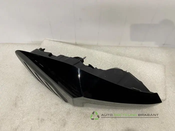 Taillight, left - 15c5aadf-4c08-4faf-8084-73e4de2e23b3.jpg