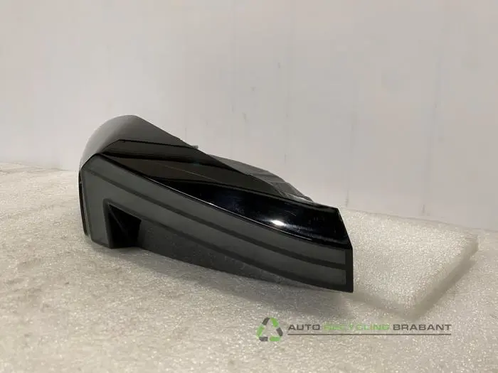 Taillight, left - 2dc80597-f2b1-44ce-bc46-e00f35eeb28b.jpg