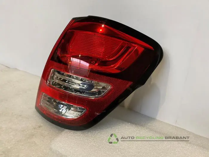 Feu arrière droit - 43f45429-11c5-4843-9fda-4081a3ab58f0.jpg