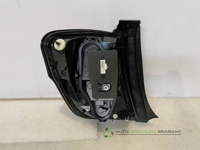 Feu arrière droit - a9a5f493-9538-41ba-83b4-c7a38393869f.jpg