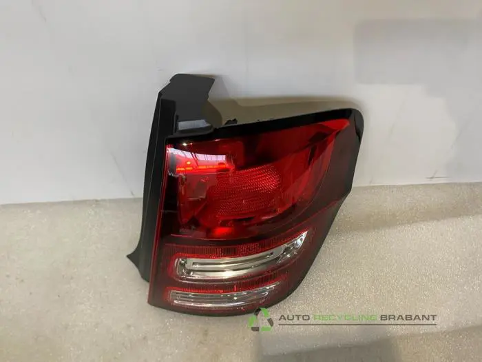 Feu arrière droit - ae6c3e4f-3c32-4092-8227-1827cdb8424e.jpg