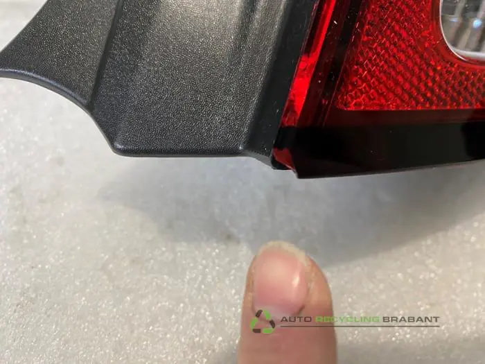 Feu arrière droit - b2291053-2dff-4bb7-8577-8b85d15b804e.jpg