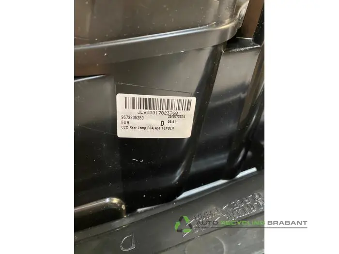 Feu arrière droit - d93dde97-fcdc-4788-8440-ceae5ea9cfa0.jpg