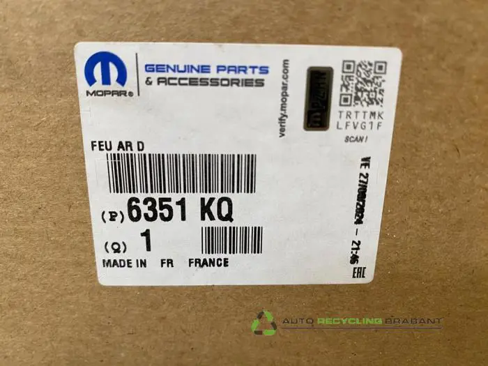 Feu arrière droit - e6243ad4-ae73-4be1-9302-fe1674b72b13.jpg