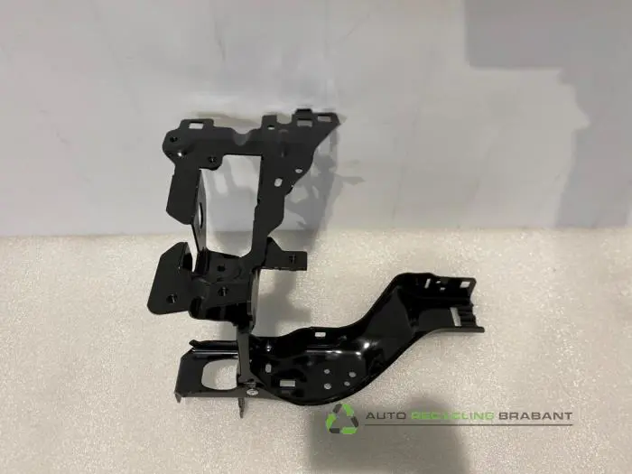 Headlight frame, left - e505adf9-4a78-4c56-b230-9997071cc478.jpg