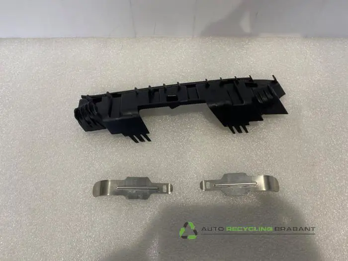 Headlight frame, left - 470dc23a-50ee-42e5-ae8b-425001932f4c.jpg