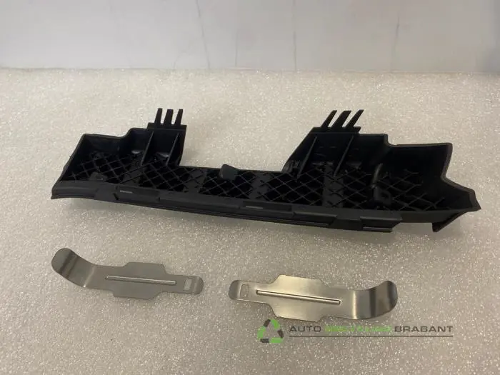 Headlight frame, left - badeb567-b02b-4084-937d-fa67e7cad984.jpg