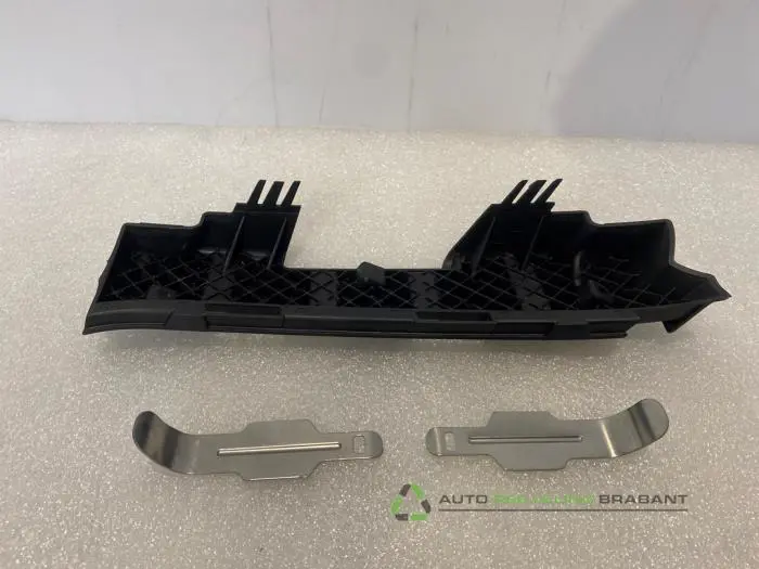 Headlight frame, left - c0886b79-a8e4-4e89-b74c-98ec7fbd2126.jpg