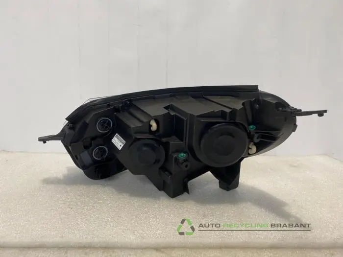 Headlight, right - 1203c487-a3c8-4210-a52e-60e0417f05cc.jpg