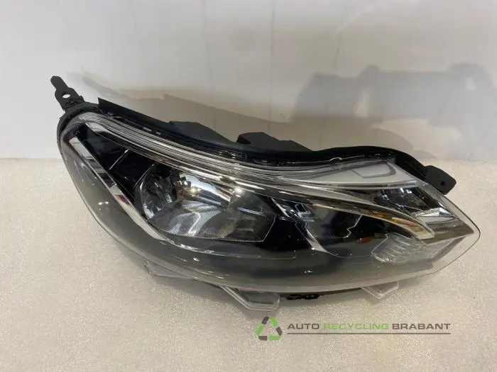 Headlight, right - 633de00c-1538-4fa0-8b89-5ae9f52c7f95.jpg