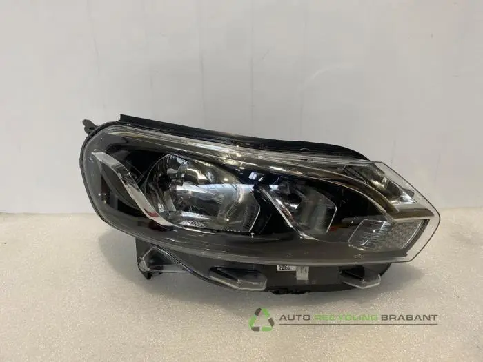 Headlight, right - 89d38b4a-b1f0-42fc-94ba-fb5228ae09c9.jpg
