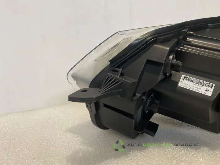 Headlight, right - 9dbc653a-bf6b-49d0-807a-2a6db3bc9661.jpg