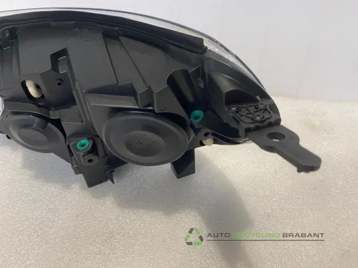 Headlight, right - d522fcb4-9e1f-430f-ac07-4f6a7494d03b.jpg