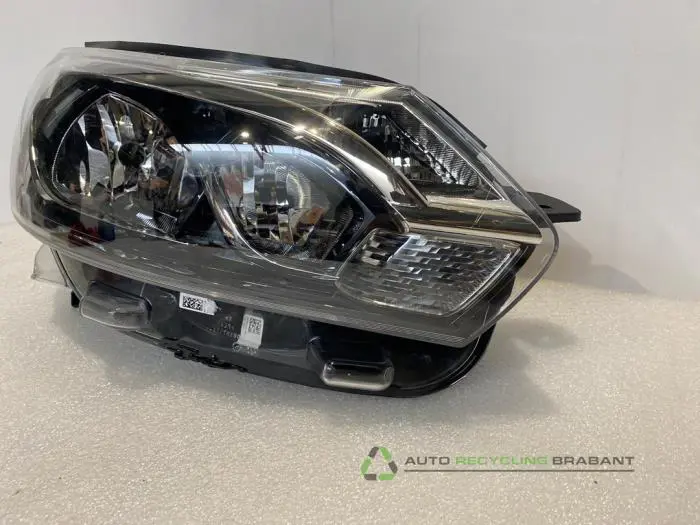 Headlight, right - f627e4bd-96c0-4d36-97f4-256b26a79a91.jpg