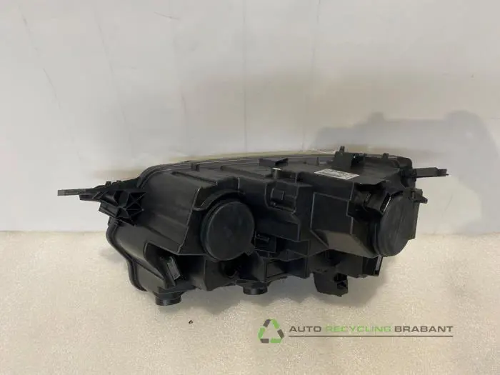 Scheinwerfer rechts - 048d157d-5228-44f7-b3d1-80dada210b3a.jpg