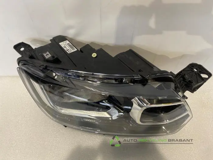 Scheinwerfer rechts - 115c8e55-daa8-4234-ad07-36a66f901331.jpg