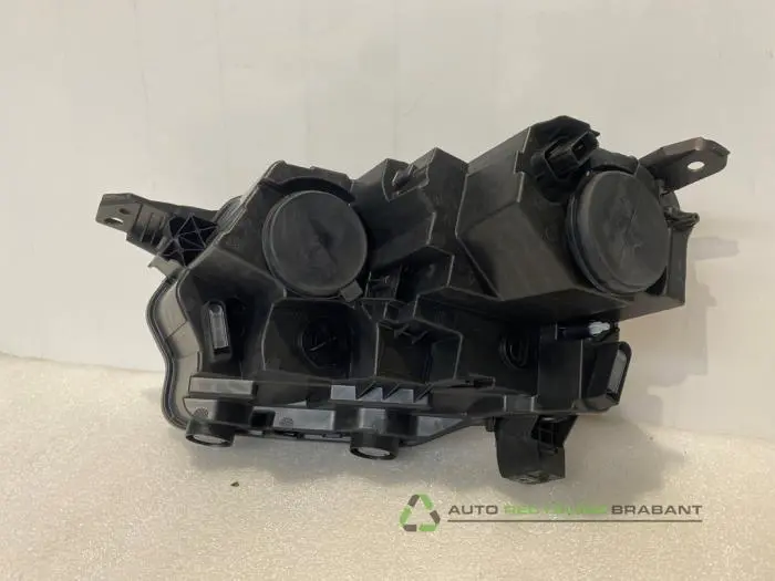 Scheinwerfer rechts - 1afe1e36-f997-4f81-9ca3-0b4f44d55af8.jpg