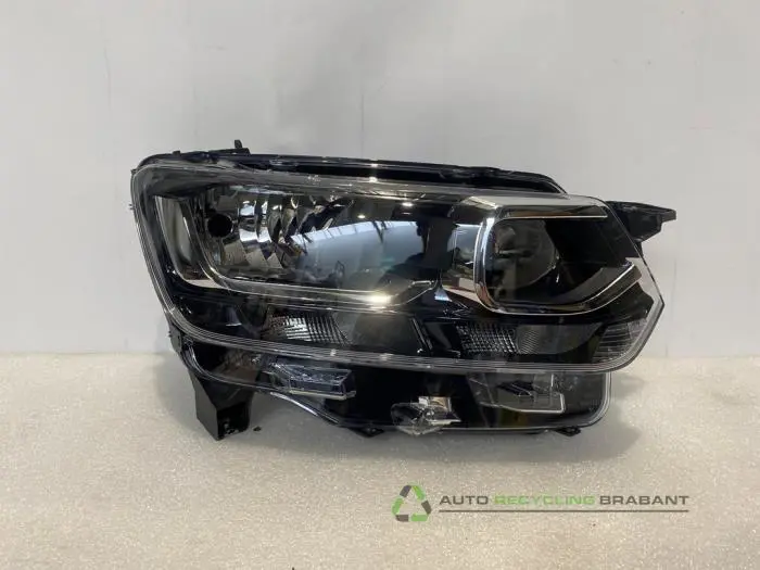 Scheinwerfer rechts - c3d9c98c-bc3f-4325-8009-e640c6f4a107.jpg
