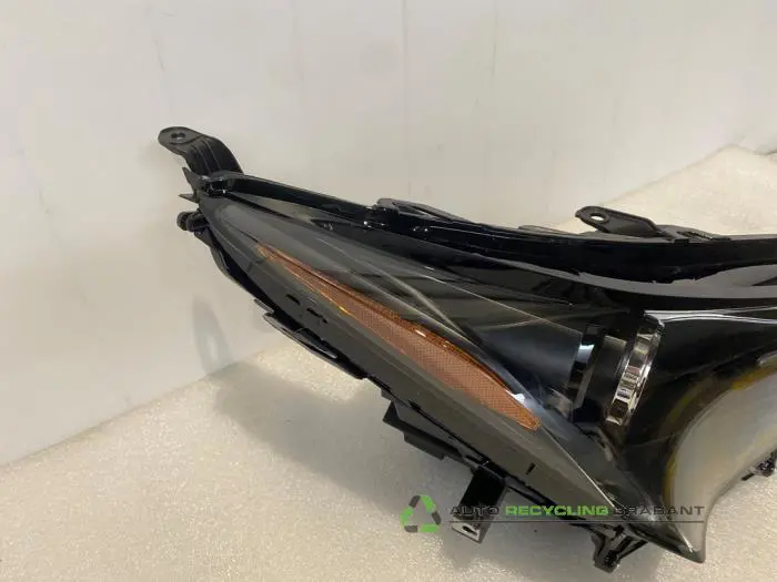 Koplamp rechts - 8733d98a-8ade-4ba6-bc43-91512bfe79f9.jpg